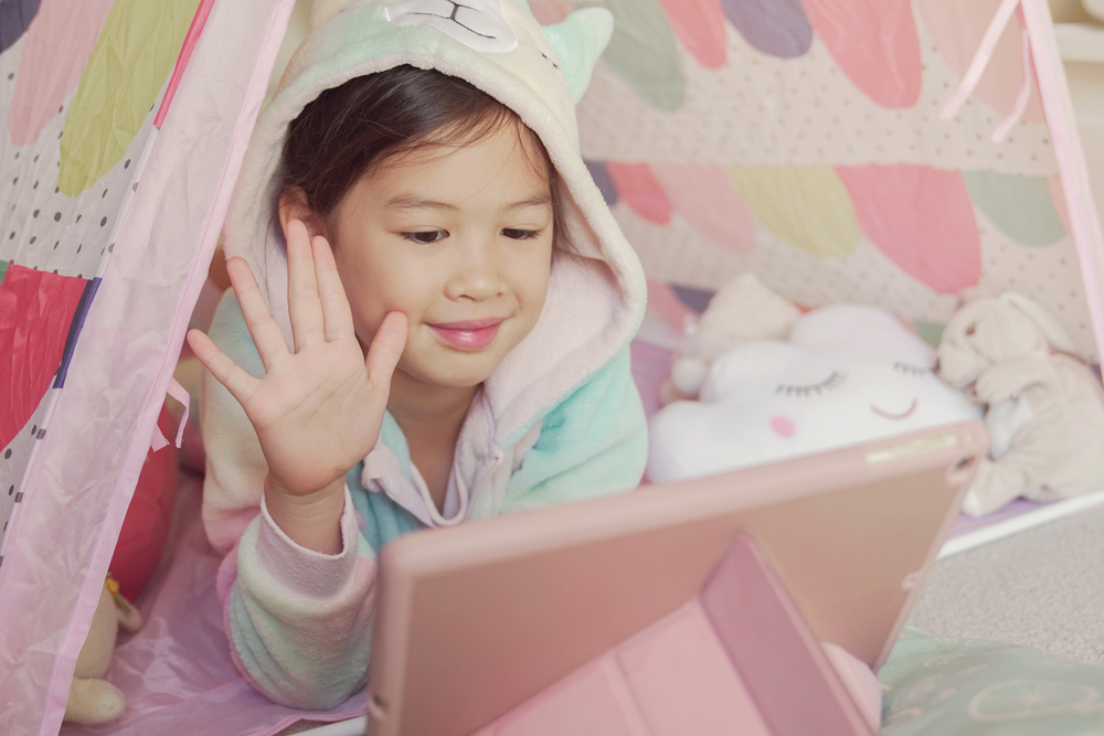 3 modi per mantenere i bambini in contatto con gli amici quando le scuole sono chiuse