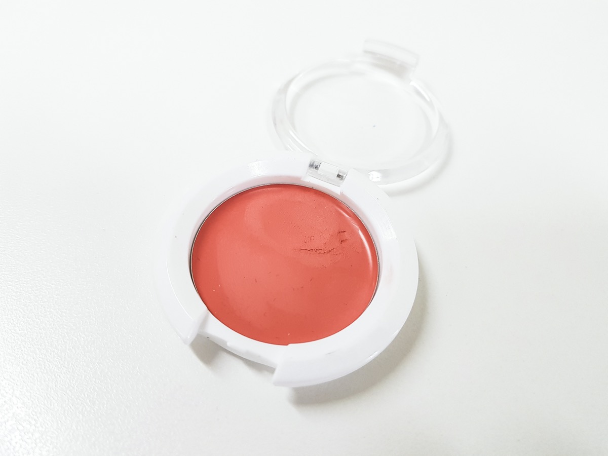 Come si applica il blush in crema per un risultato bonne mine naturale