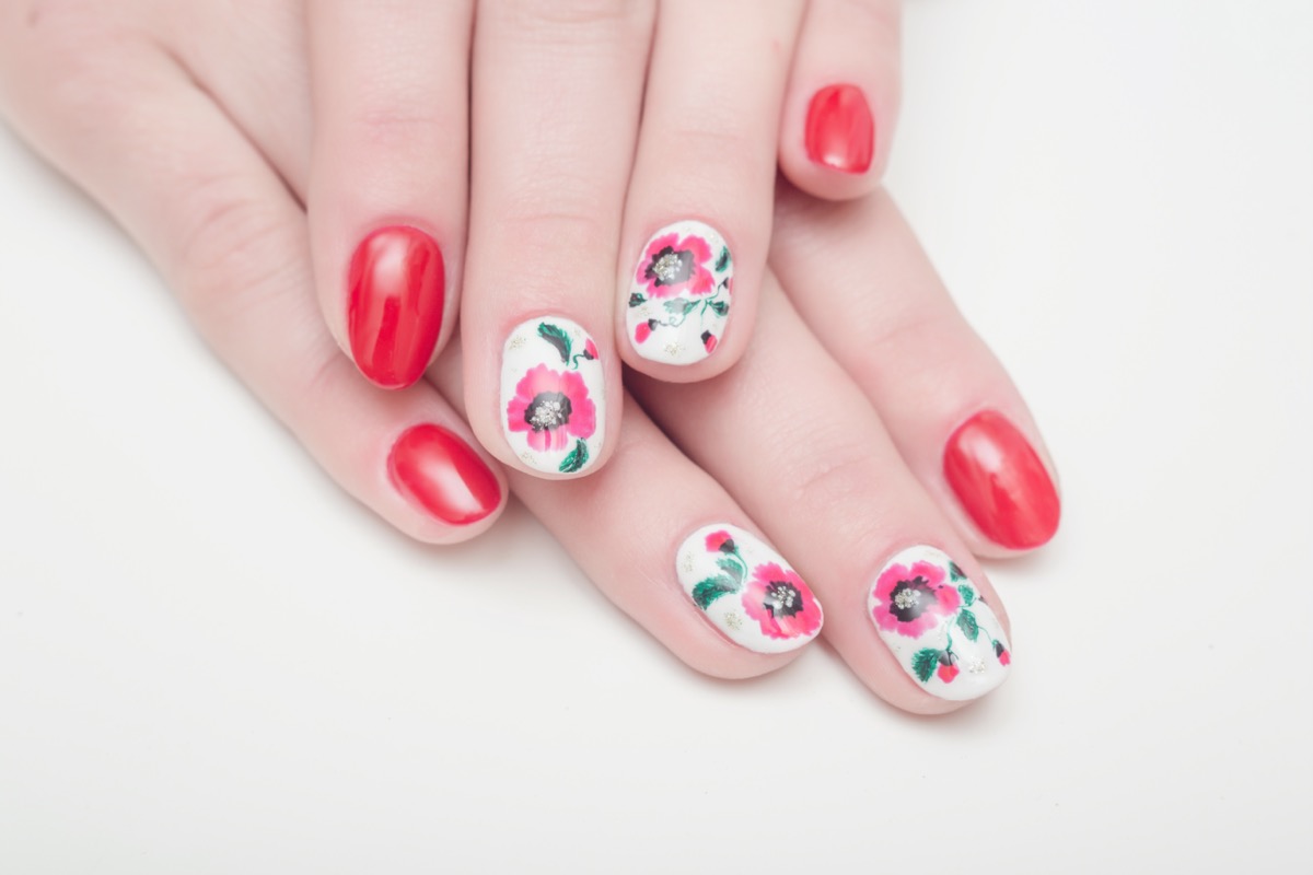 Nail art semplici con i fiori: 7 decorazioni da provare