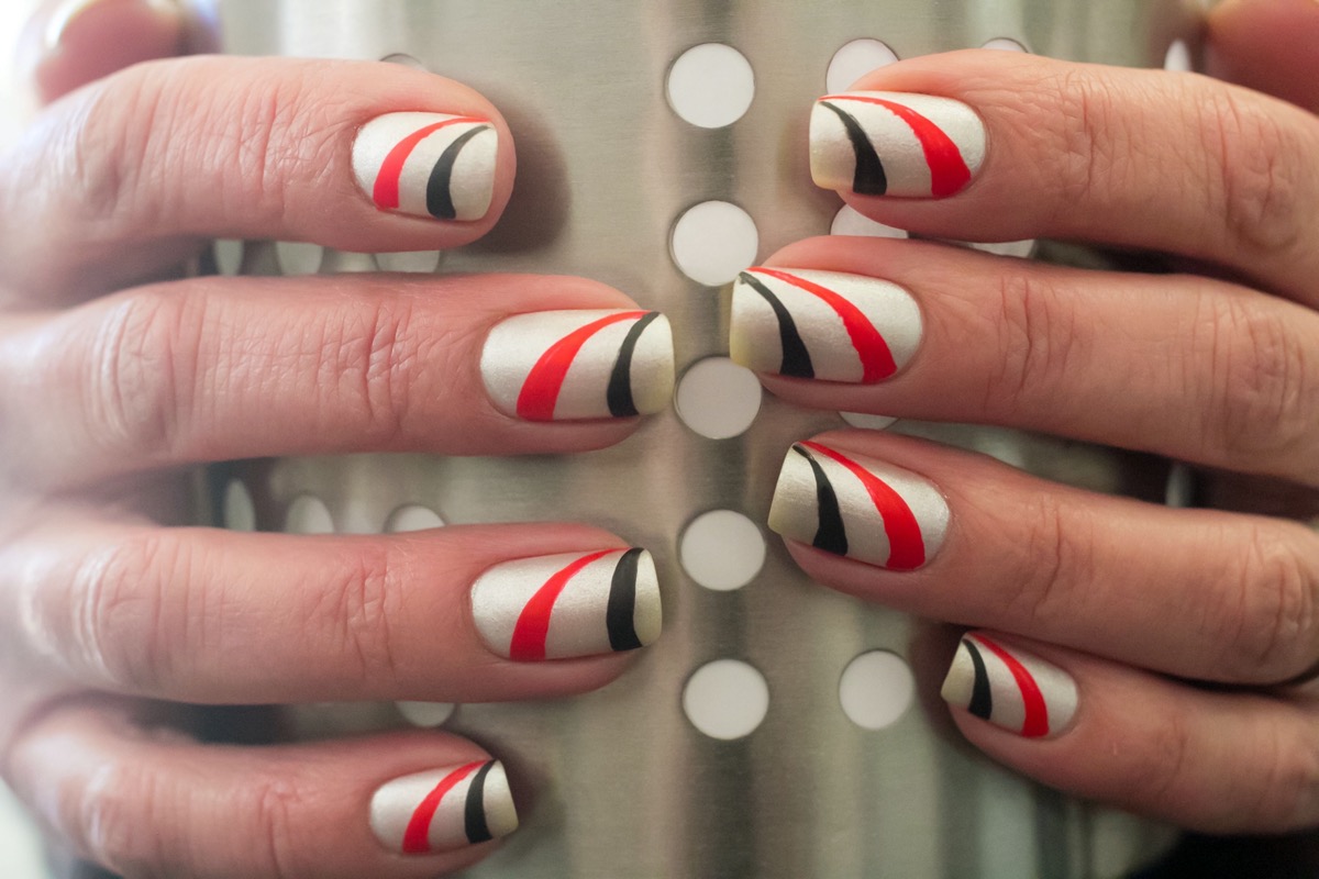 Nail-art-rosso-nero-argento-1.jpg