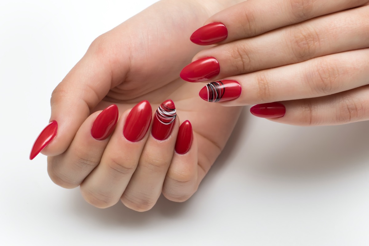 Unghie rosse e nere o argento: 7 nail art belle