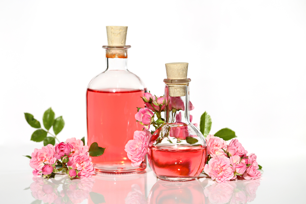 Acqua di rosa: benefici per la pelle e i capelli