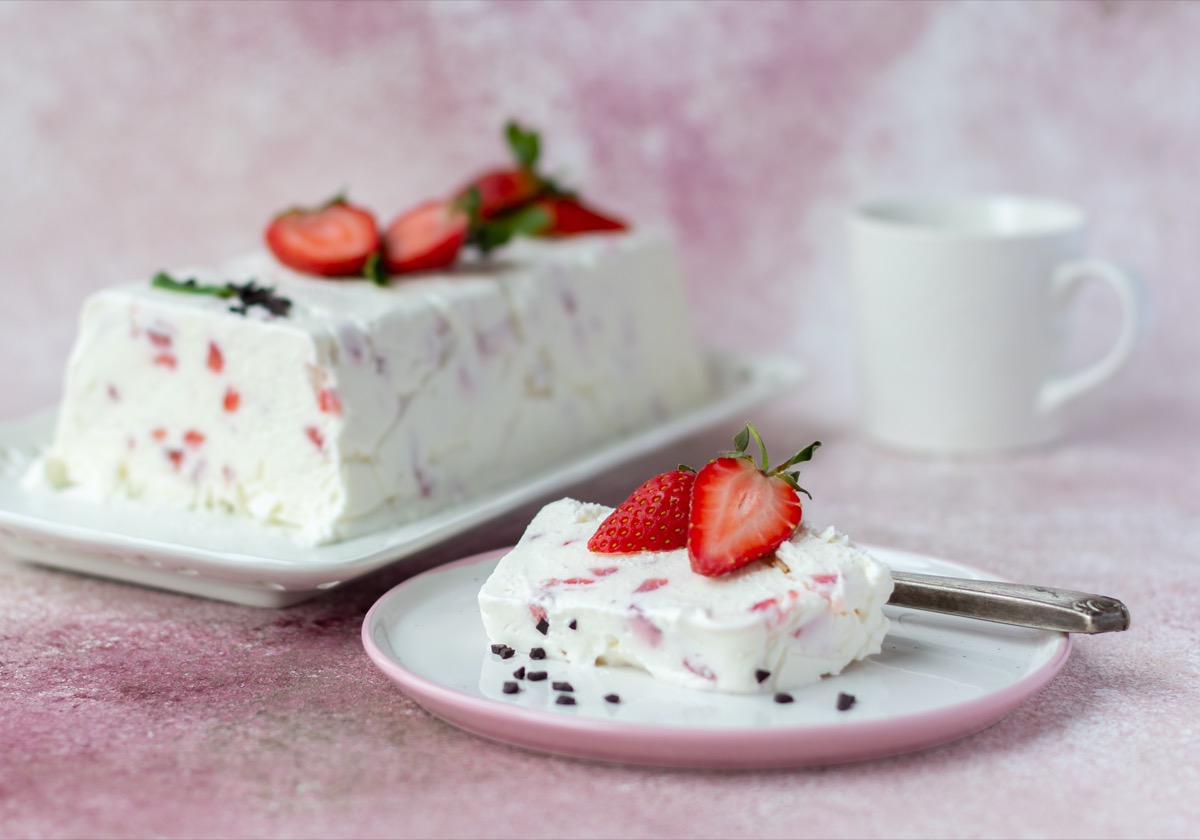 Semifreddo alle fragole: la ricetta con o senza panna