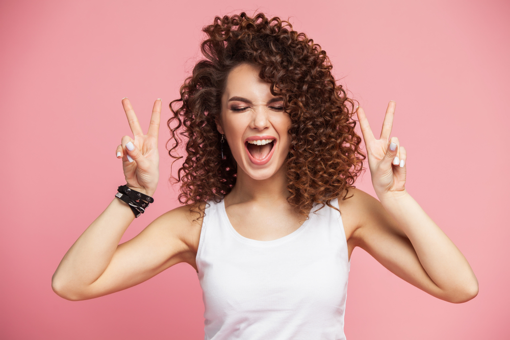 Come pettinare i capelli ricci e mossi