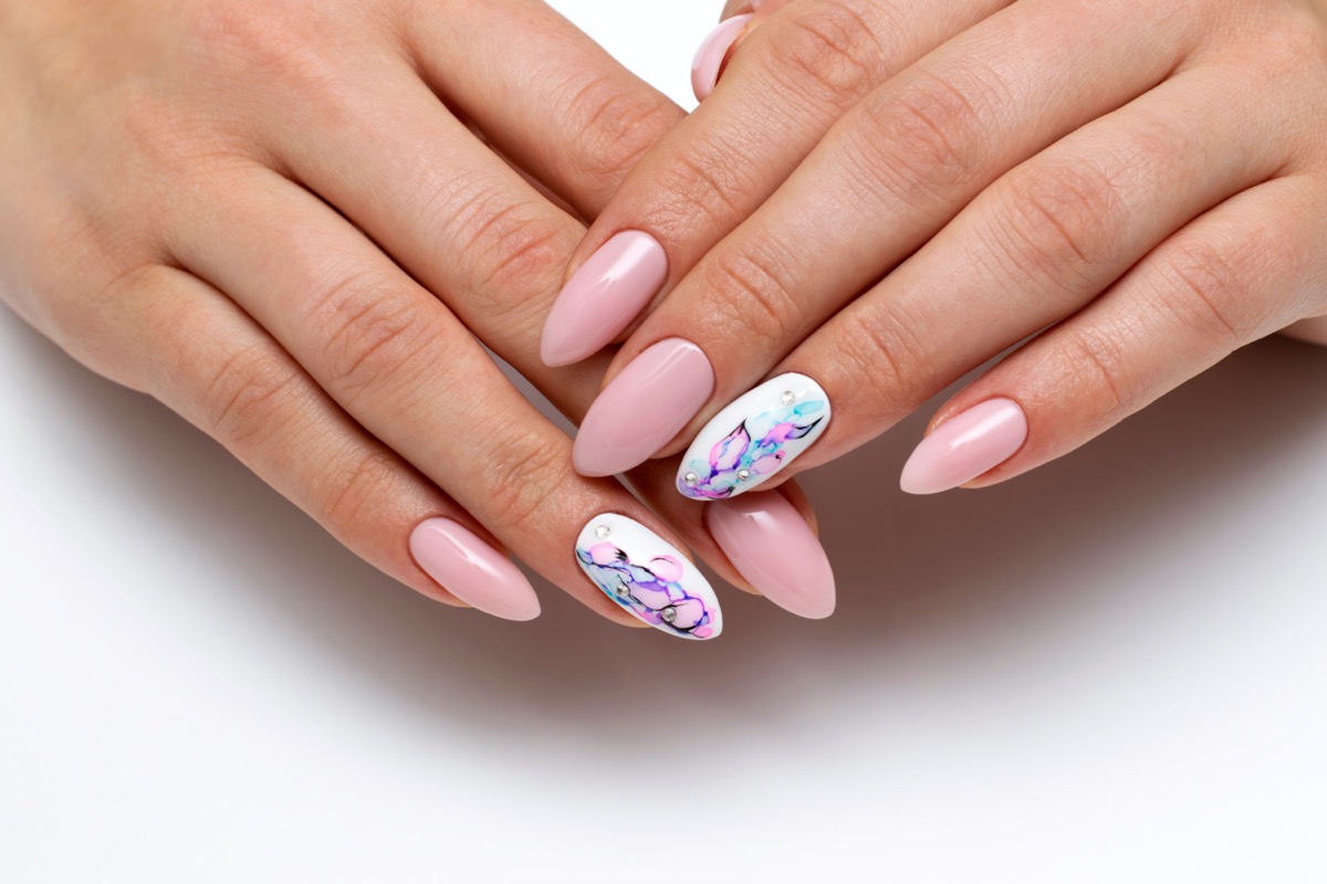 Nail art con filo di cotone: il video tutorial per farla in casa