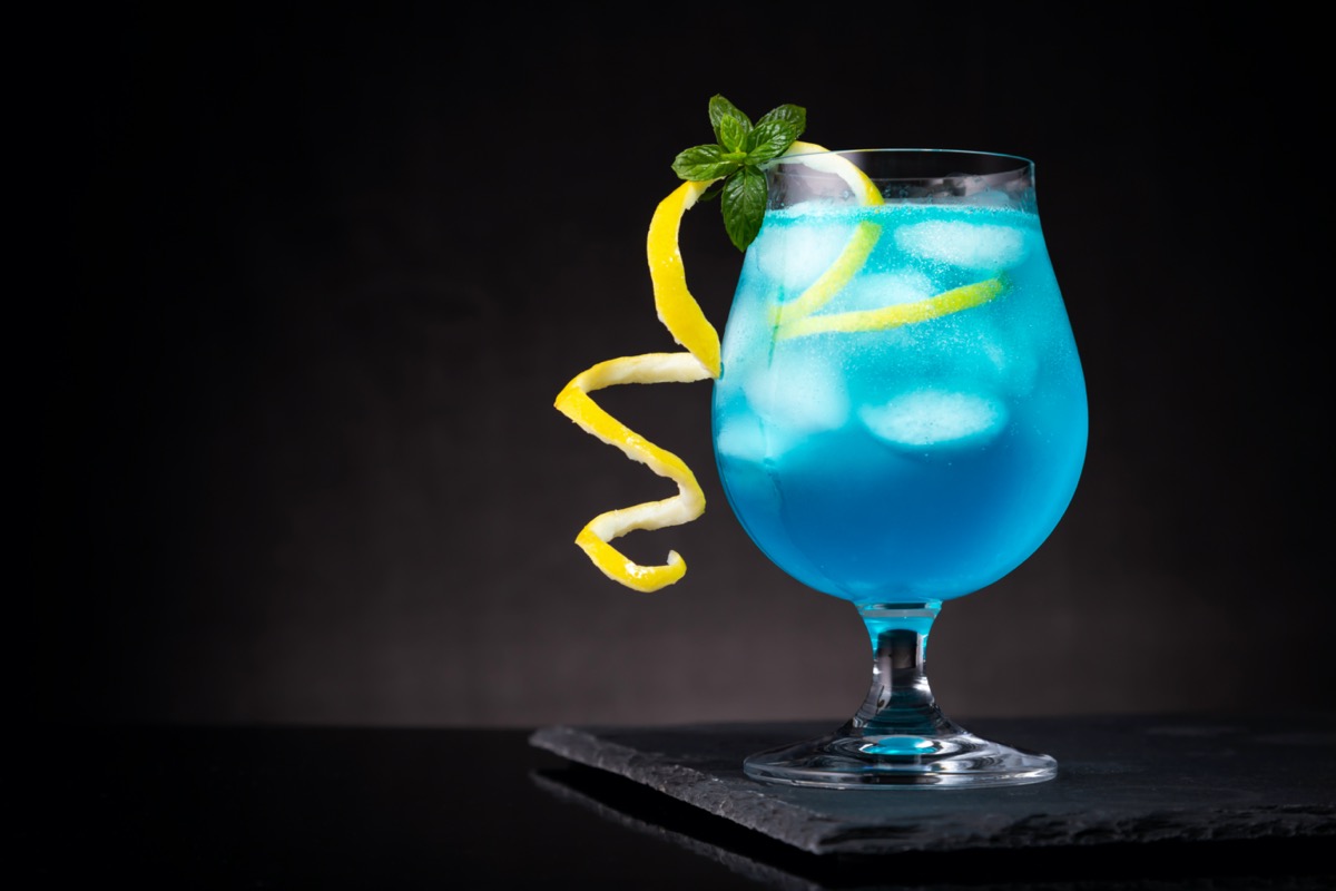 La ricetta dell'Acquarium cocktail con vodka alla pesca