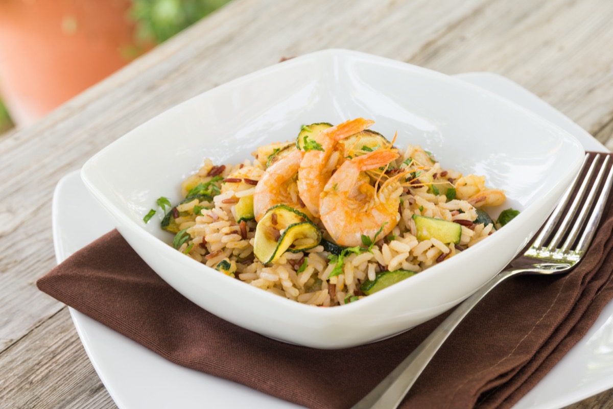 La ricetta dell'insalata di riso con gamberetti e zucchine per l'estate