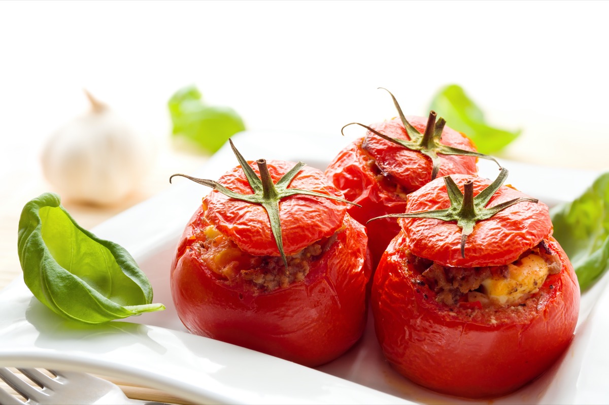 Come fare i pomodori ripieni alla siciliana con capperi per i pranzi estivi