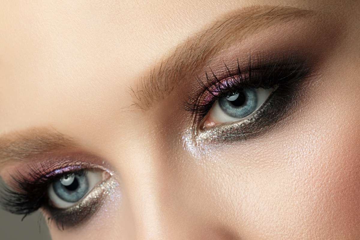 Trucco occhi azzurri: 7 idee per uno smokey eyes