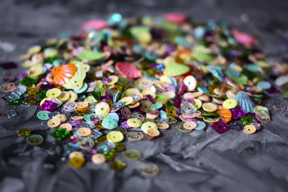Come cucire paillettes e strass a mano