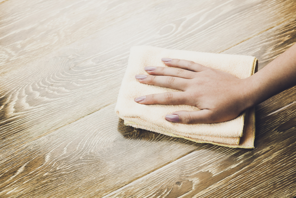 Come togliere la colla dal legno senza rovinarlo