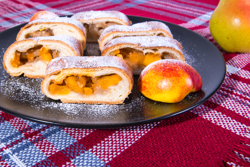 Strudel di pesche, la ricetta estiva gustosa
