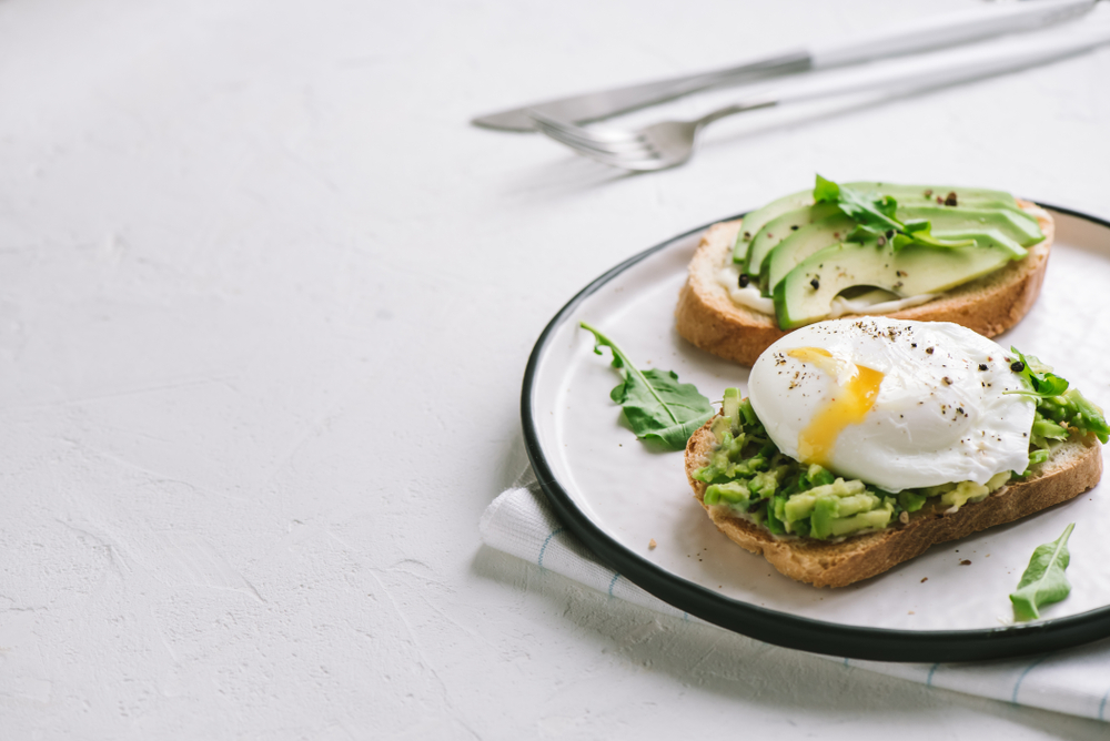 Toast con avocado: 2 ricette da provare subito