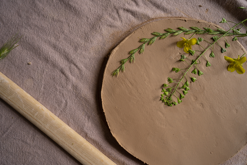 Das, la pasta modellabile e i fiori pressati: ciondoli fai da te
