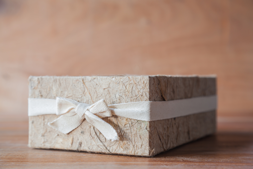 Come decorare una scatola di cartone: 4 idee con materiali riciclati