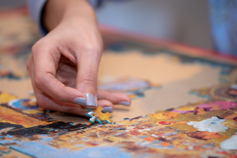 Come incollare un puzzle: i consigli per fissarlo e proteggerlo