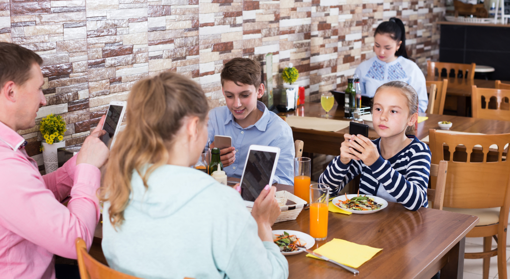 Mamma e papà sempre connessi: quali sono i rischi per i bambini?