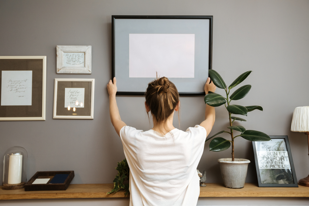 Come appendere una cornice con o senza chiodi