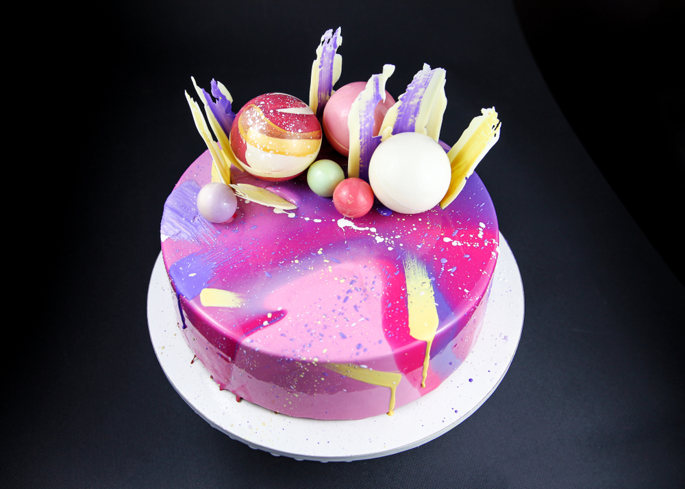 Torta decorata con glassa a specchio: 11 decorazioni bellissime