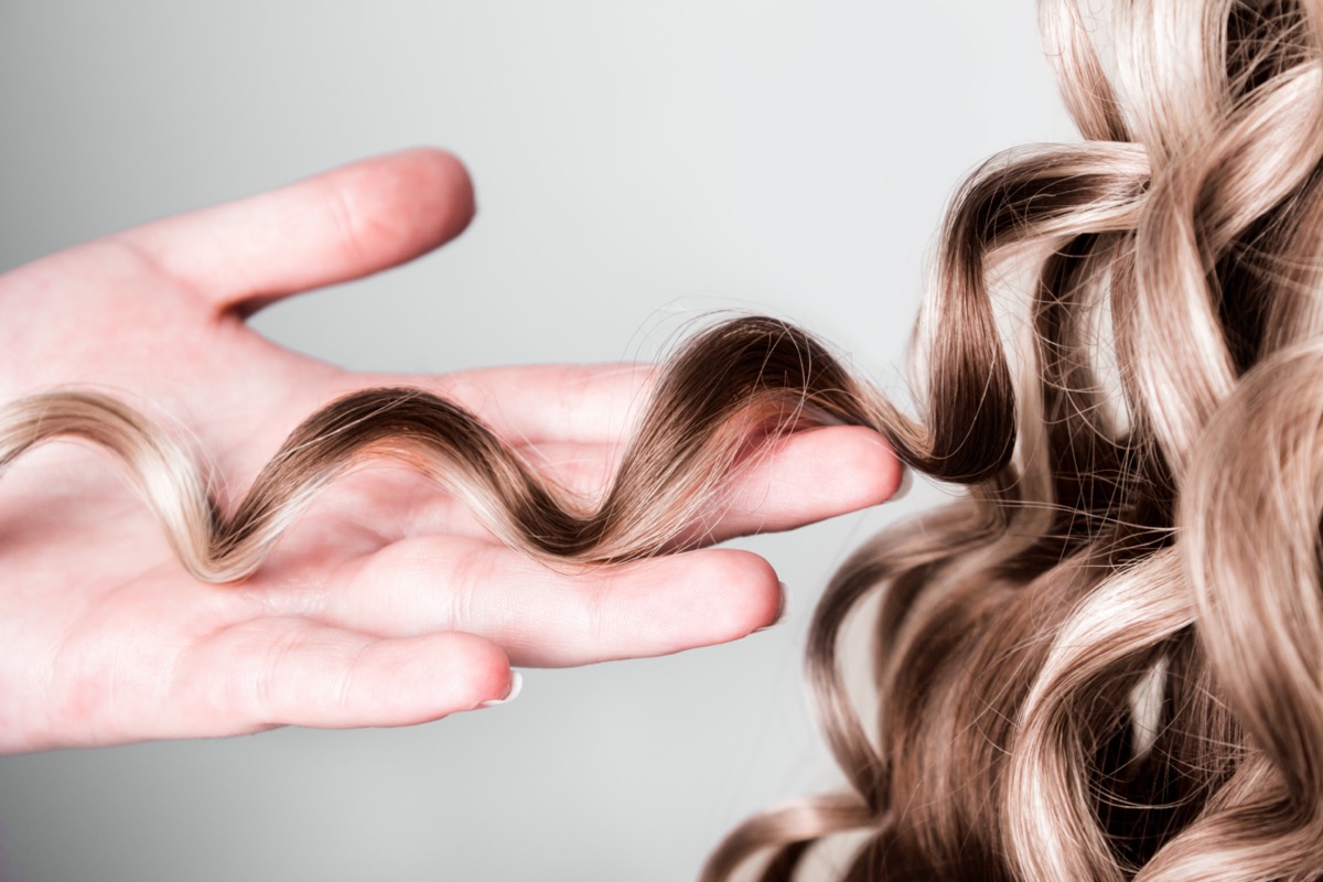 Arricciare i capelli in modo naturale: trucchi per un mosso speciale