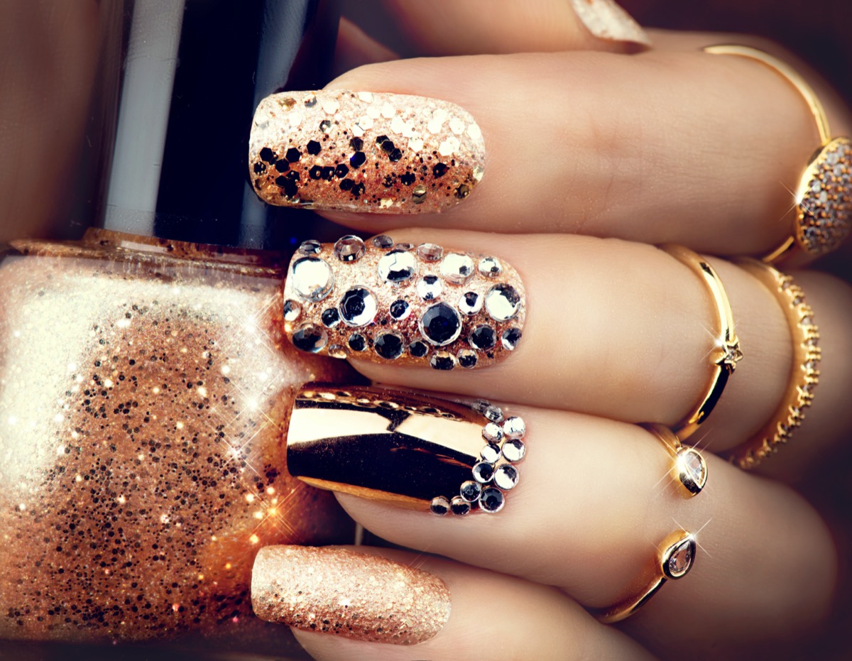 Decorazioni unghie con i brillantini: 7 nail art scintillanti