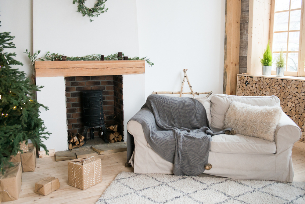 come-decorare-camino-natale-1.jpg