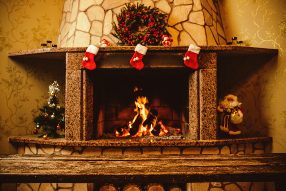come-decorare-camino-natale-2.jpg