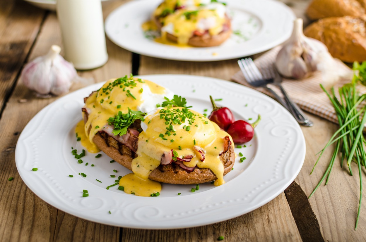 Uova alla Benedict: la ricetta originale con salsa olandese