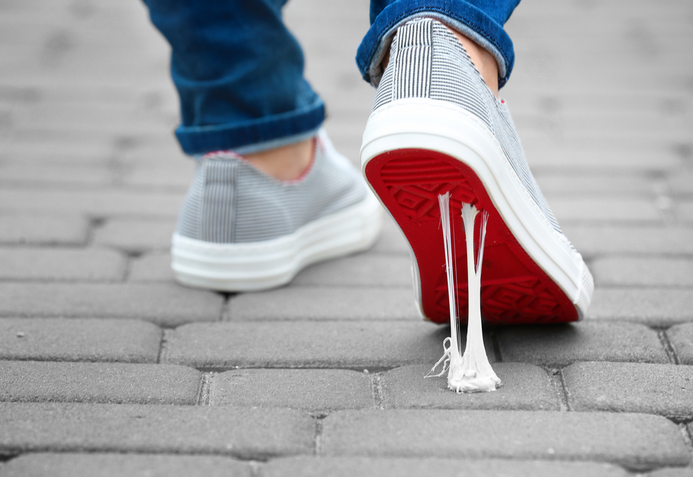 Come togliere la gomma da masticare dalle scarpe