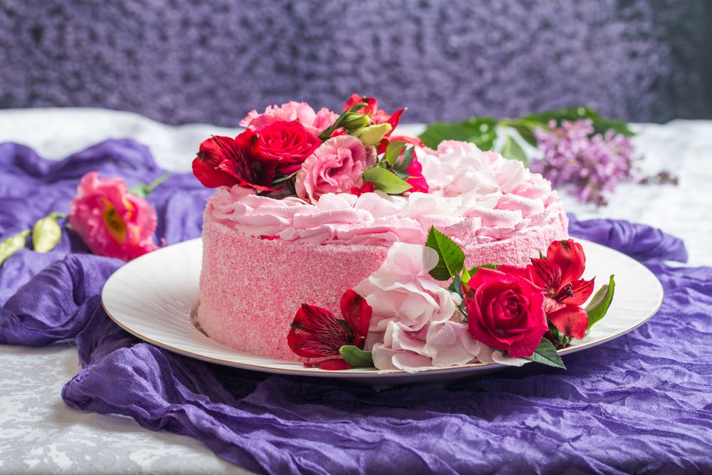 Torte decorate con fiori freschi: 11 idee per le decorazioni