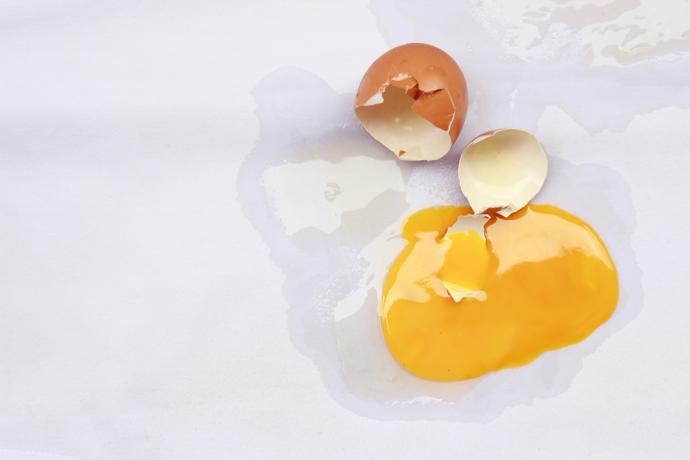 Come rimuovere le macchie di uova dai vestiti