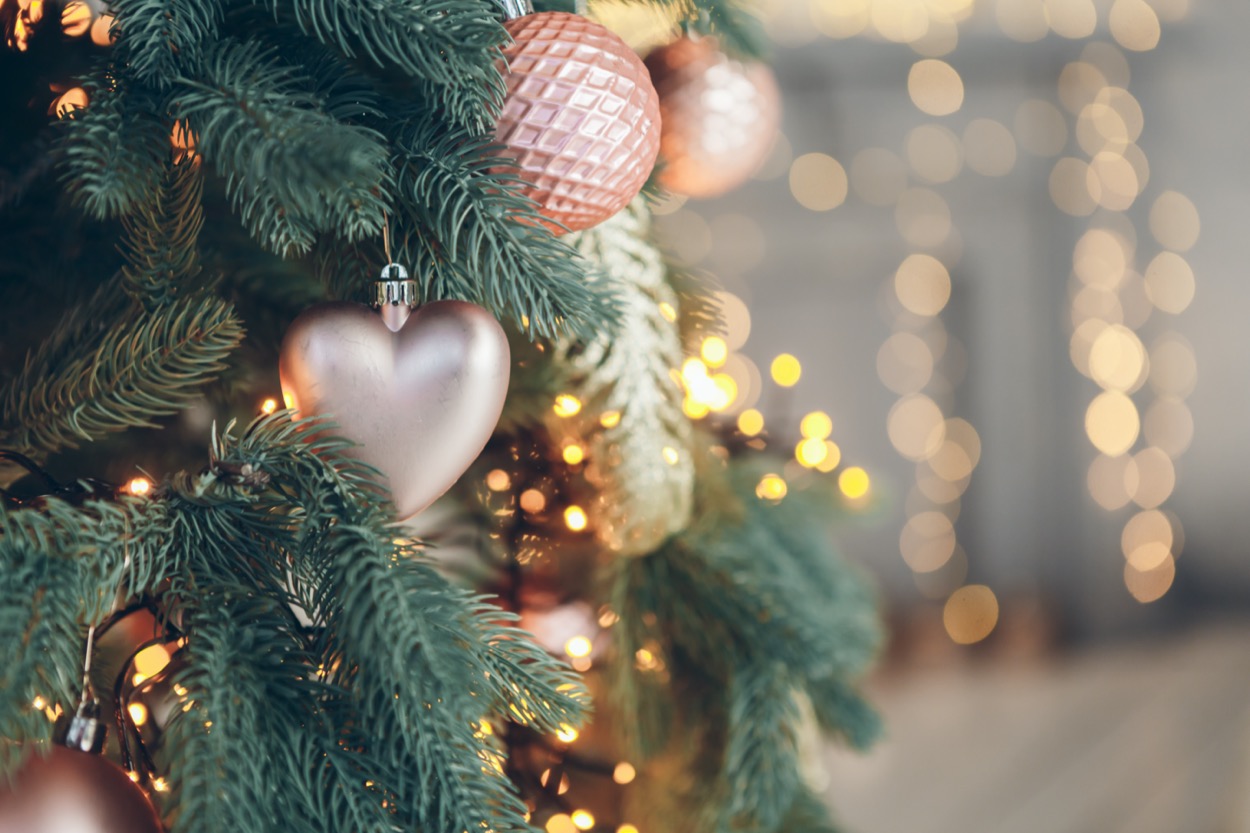 Albero-di-Natale-bianco-oro-shutterstock_1203058546.jpg