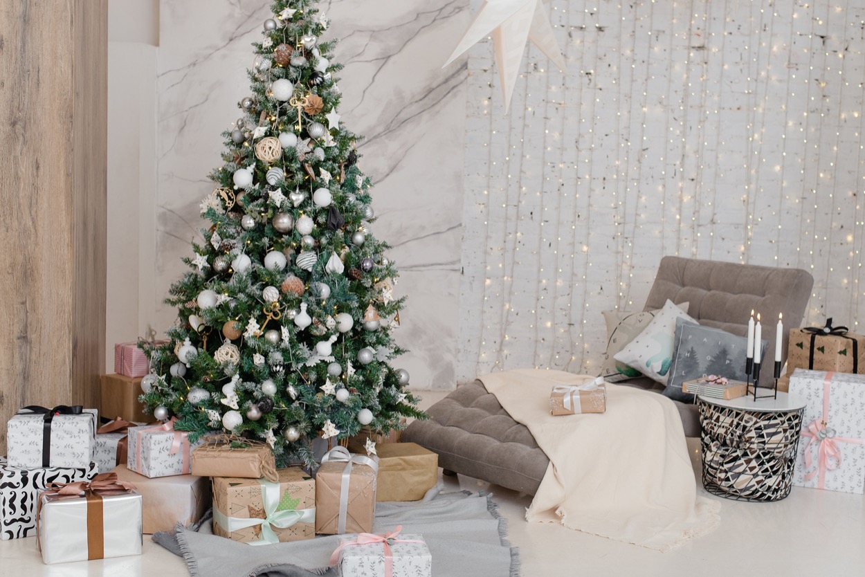 Albero-di-Natale-bianco-oro-shutterstock_1721934781.jpg