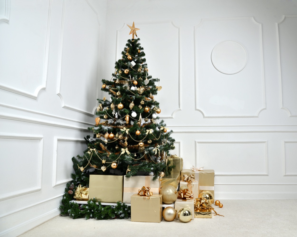 Albero-di-Natale-bianco-oro-shutterstock_704707705.jpg