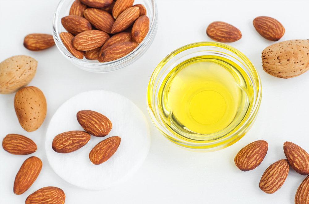 Maschera viso fai da te con olio di mandorle: 7 ricette da fare a casa