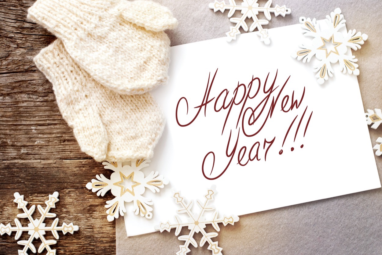 Auguri di Capodanno divertenti e originali: le frasi da mandare ad amici e parenti