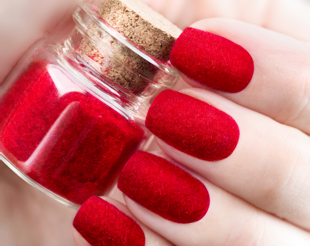Nail art in velluto, l’idea delle feste 2020
