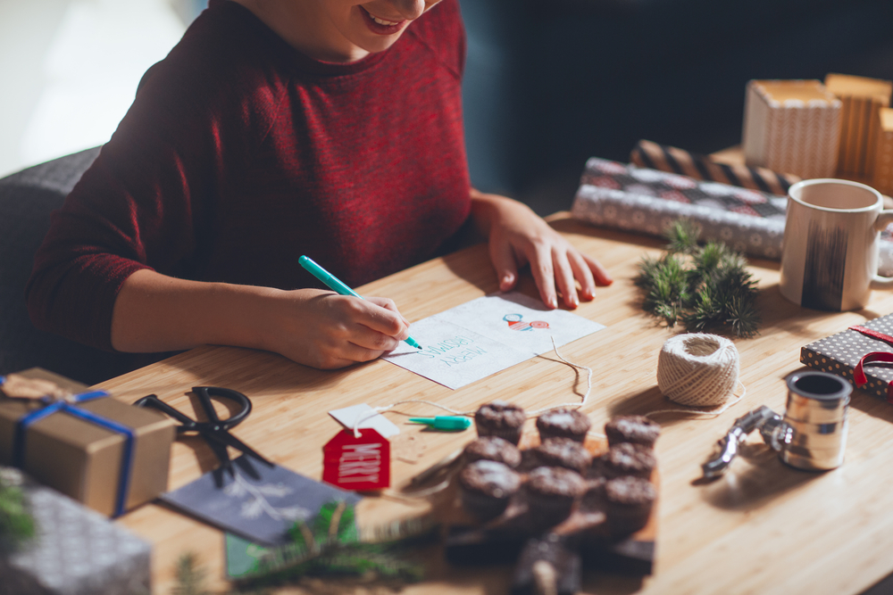 Frasi da scrivere sui biglietti di Natale: 7 aforismi per auguri profondi