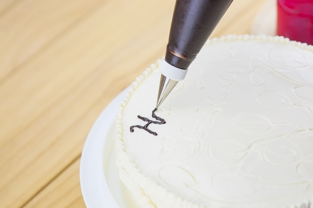 Scritte per torte: come realizzarle con il cioccolato facilmente