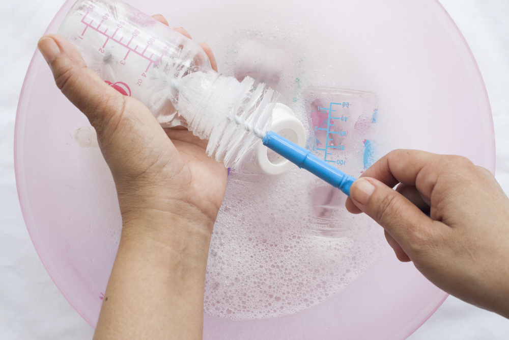 Come sterilizzare i biberon con la sterilizzazione a freddo