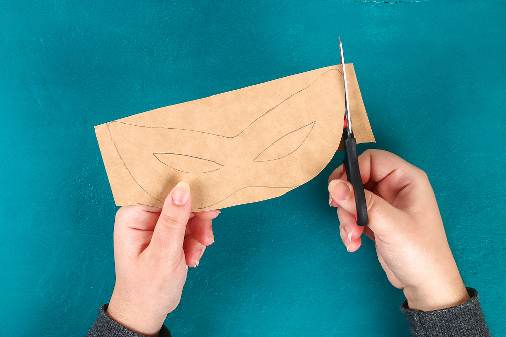Maschere di Carnevale con carta crespa: due idee fai da te