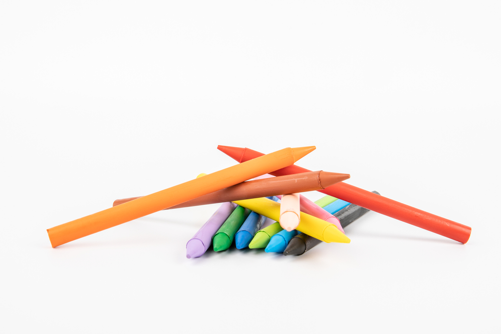 Come rimuovere le macchie di pastelli a cera dal grembiule scolastico