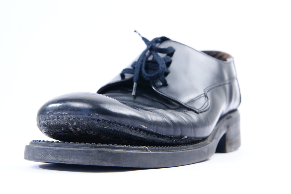 Come incollare la suola delle scarpe in base al danno