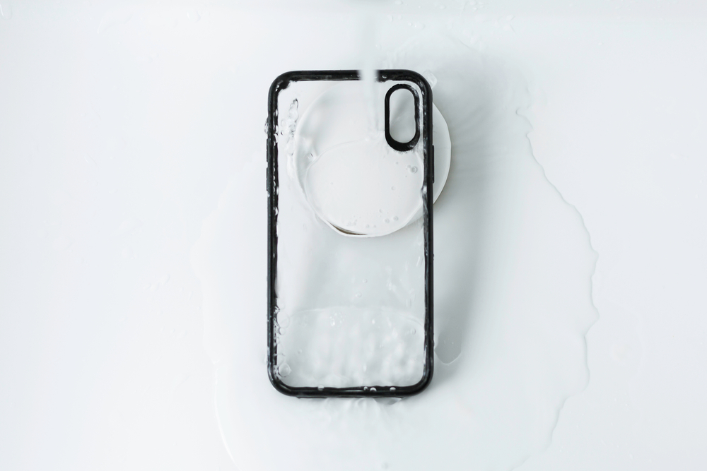 Come pulire le cover trasparenti: 3 rimedi casalinghi