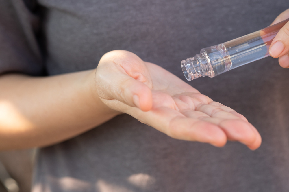 Salviettine antibatteriche o gel disinfettante: qual è la scelta migliore per le mani?