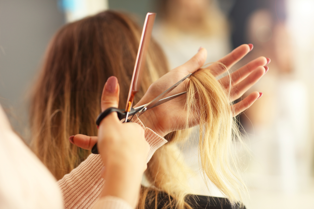 Meglio tagliare i capelli da asciutti o da bagnati?