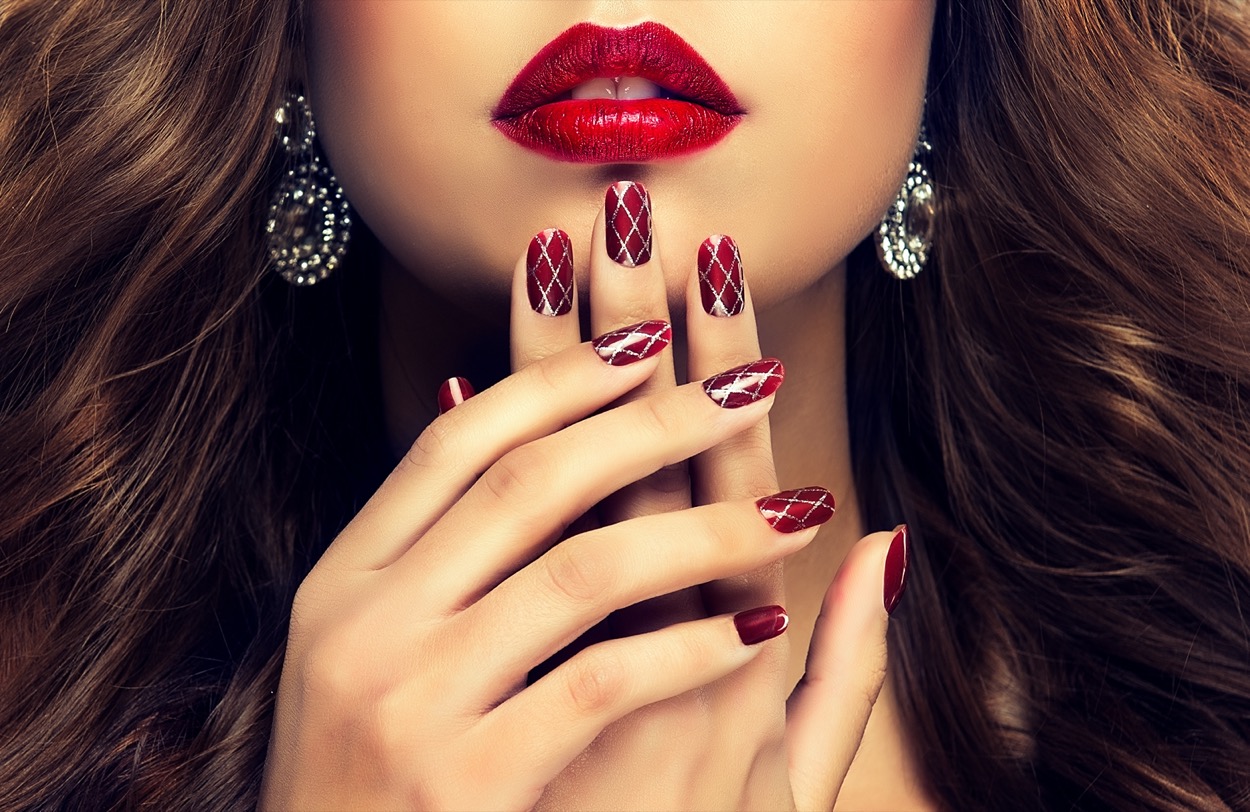 Nail art bordeaux: 5 decorazioni trendy e femminili