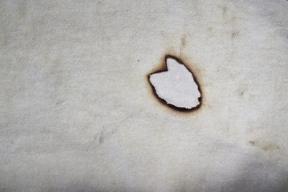 Come togliere le bruciature dai vestiti: 7 rimedi casalinghi