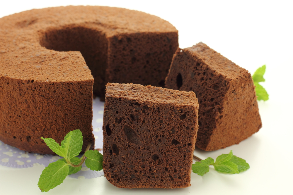 Chiffon Cake al cioccolato, la ricetta della torta alta e soffice