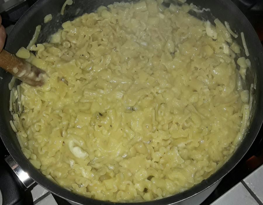 Pasta con patate e provola, la ricetta saporita